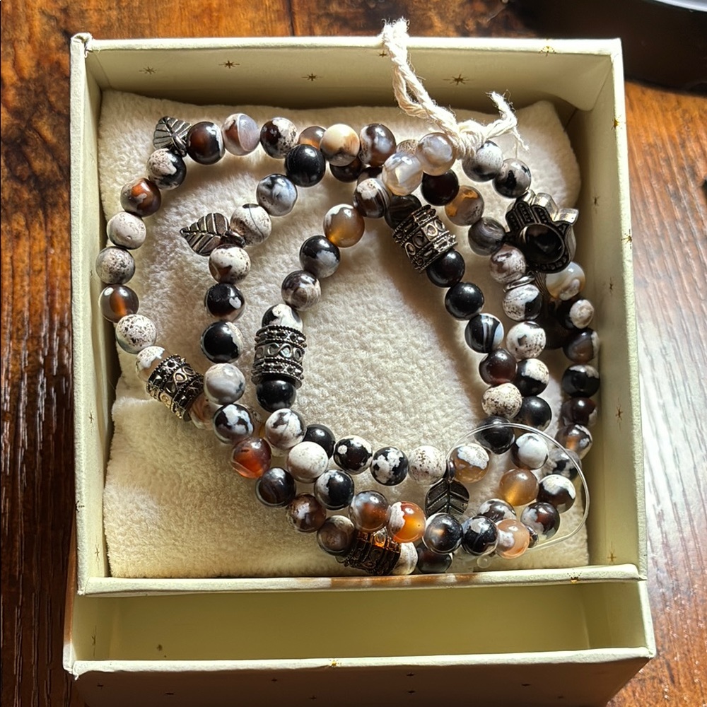 Black and‎ White Beaded Bracelet with Elegant Design
